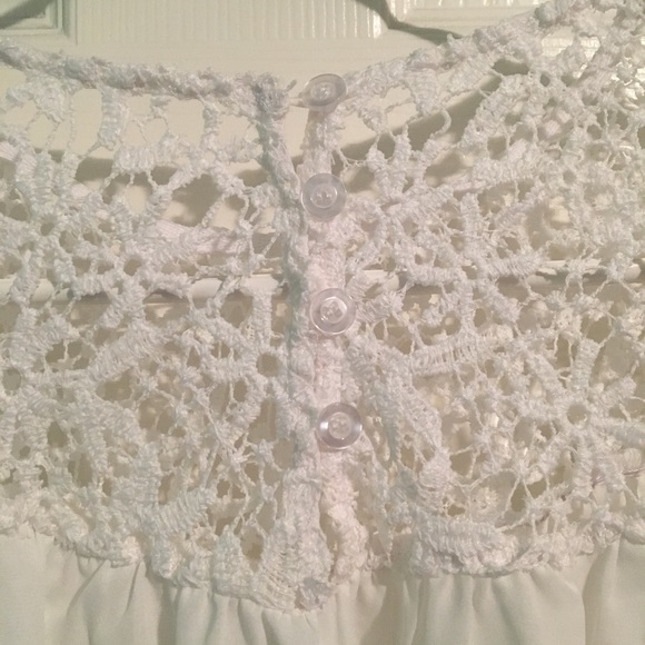 Flowy Shirt with Lace Sleeves - Picture 4 of 5